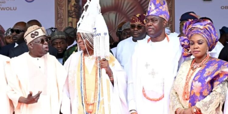 Just In : Makinde Presents Staff, Certificate Of Office To Oba Rashidi Ladoja ( Arusa 1)