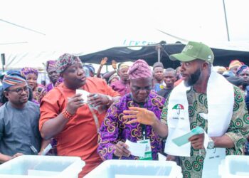 Hon. Ibrahim Akintayo ‘O MU YES’ Eulogizes Gov. Makinde, Congratulates New PDP State Executive, Felicitates with Chief Mrs. Tinuade Adelanke ‘Iyalaya’