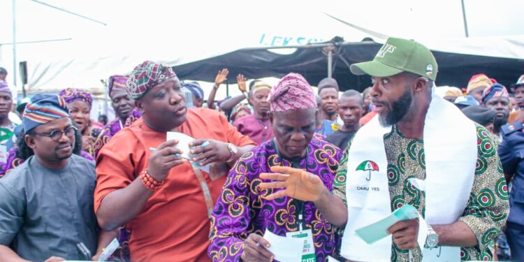 Hon. Ibrahim Akintayo ‘O MU YES’ Eulogizes Gov. Makinde, Congratulates New PDP State Executive, Felicitates with Chief Mrs. Tinuade Adelanke ‘Iyalaya’