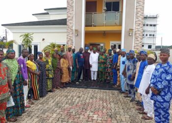 Akinyele Trade Men & Women Artisans Pay Courtesy Visit to Senator Yunus Akintunde
