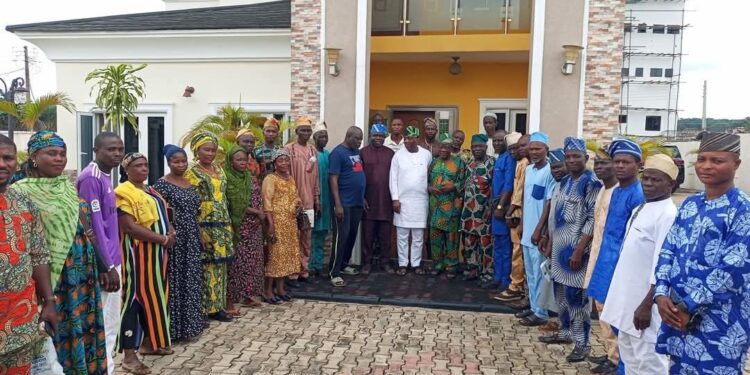 Akinyele Trade Men & Women Artisans Pay Courtesy Visit to Senator Yunus Akintunde