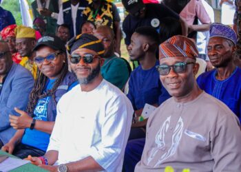 Ido LG PDP Ward 10 Holds Meeting with United Front — Commodore Babalola (Rtd) Ph.D Donates cash to Party Members