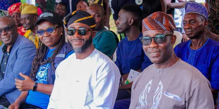 Ido LG PDP Ward 10 Holds Meeting with United Front — Commodore Babalola (Rtd) Ph.D Donates cash to Party Members