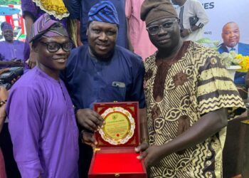 Agboworin Receives NUJ Award As ‘Best Representative Of The Year’, Donates Fund To Support Association