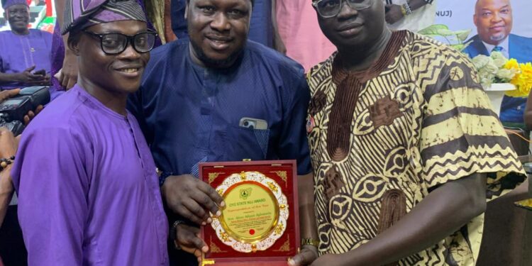 Agboworin Receives NUJ Award As ‘Best Representative Of The Year’, Donates Fund To Support Association