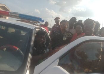 Egbeda Council Chairman, Sanda Presents Patrol Vehicle to Egbeda Police Station