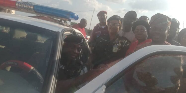Egbeda Council Chairman, Sanda Presents Patrol Vehicle to Egbeda Police Station