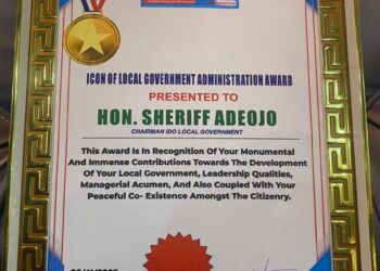 Egbeda Council Chairman, Sanda Presents Patrol Vehicle to Egbeda Police Station