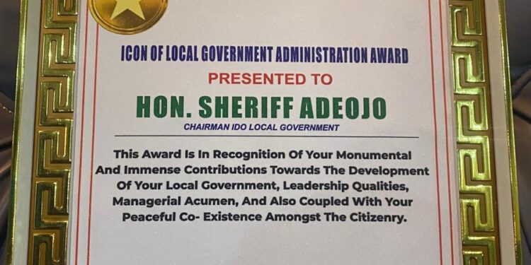 Egbeda Council Chairman, Sanda Presents Patrol Vehicle to Egbeda Police Station