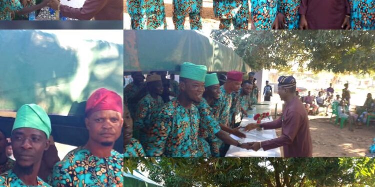 HON. OLUSOLA ADELEKE EMPOWERS IFESOWAPO BARBERS’ ASSOCIATION WITH EQUIPMENT AND CASH SUPPORT.*