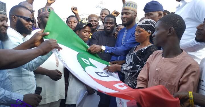 Hundreds Of Youths Dump APC For PDP Ahead of 2027 Elections in Kwara