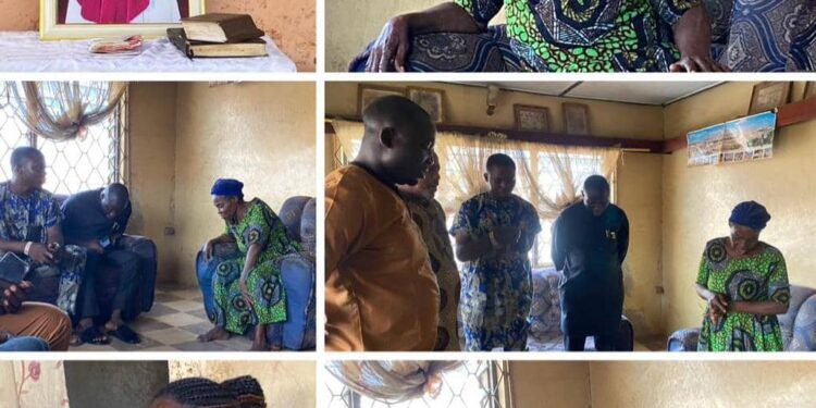 Lagelu PDP Mourns Stalwart, Pa Emmanuel Olubanji Odeleye, As Chairman Kamorudeen Pays Condolence Visit to Family