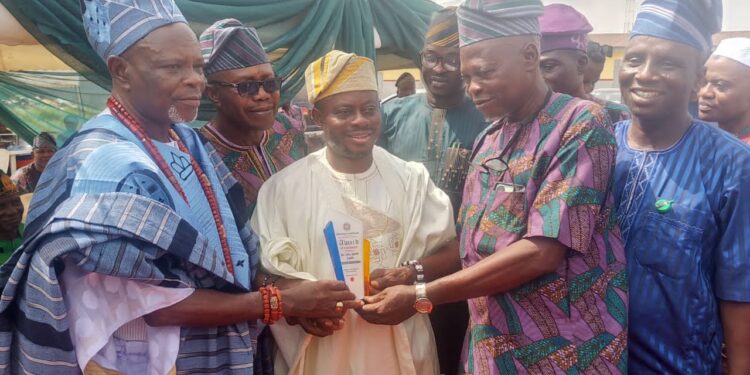 Sikiru Sanda, Chairman of Oyo ALGON, Honored With Prestigious Community Excellence Award
