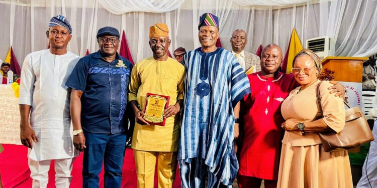Oyo Artisans honor Olatunji with Best LG Performance award over support, grassroots socio-economic dev