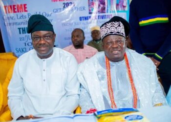 Prof. Akande Felicitates Okere of Saki on 6th Coronation Anniversary