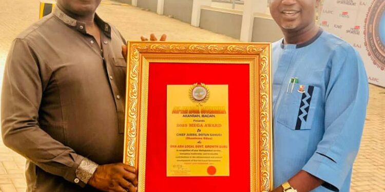 Okanlomo Oodua, Chief Jubril Dotun Sanusi Bags Ona Ara Local Government Development Guru Award