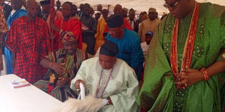 Olubadan Reportedly Snubs Alaafin, Ignores Handshake In Public 