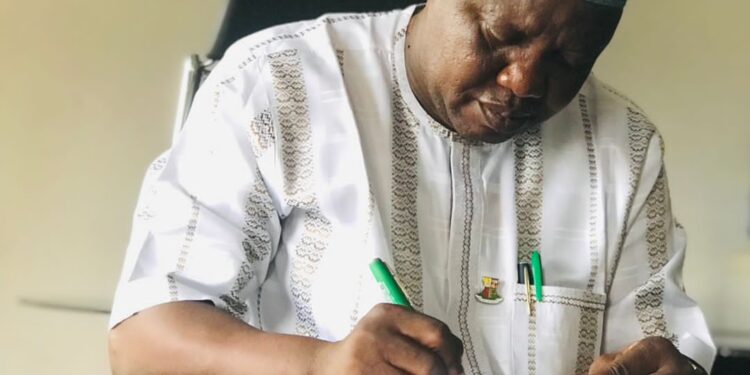 Hon. George Ogunlade Donates Pumping Machine, Repairs Security Vehicles in Ogbomoso North