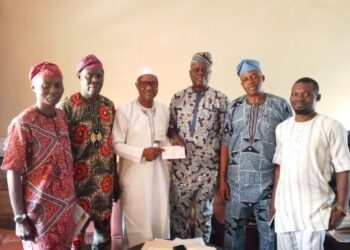 Lagelu Chairman, Hon. Kamorudeen Presents ₦1.5m Cheque To Boost Power Supply In Lagelu’s Ejioku Technical Community