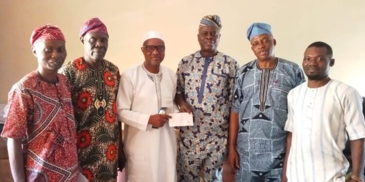 Lagelu Chairman, Hon. Kamorudeen Presents ₦1.5m Cheque To Boost Power Supply In Lagelu’s Ejioku Technical Community