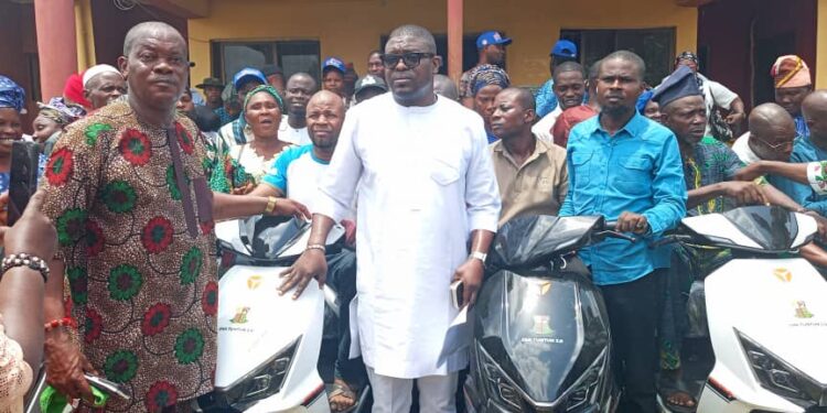 Breaking: Hon. Sheriff Aderemi Adeojo Declares Ambition for Federal House of Representatives, Presents Electric Bikes to PDP Leaders at Ido LG Meeting