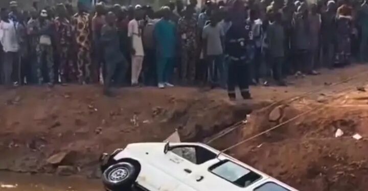 Breaking news: Three die, five rescued, as bus plunges into river in Oyo – 