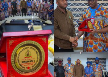 NISS Pays Courtesy Visit To Ibadan North, Honours Council Chairman Olufade With Hospitality Award