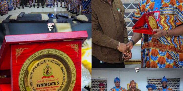 NISS Pays Courtesy Visit To Ibadan North, Honours Council Chairman Olufade With Hospitality Award