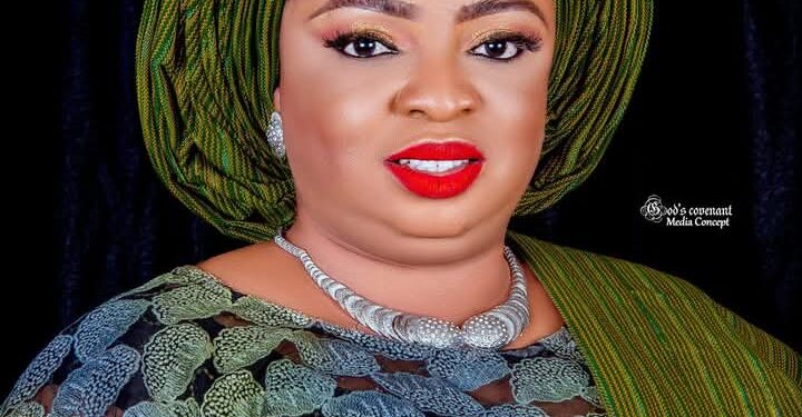 HON FOLASHADE ELIZABETH ALAO (ÌYÁ-ÌDÓ), PDP HOUSE OF REPRESENTATIVES CANDIDATE, IDO/IBARAPA EAST FEDERAL CONSTITUENCY, DISTRIBUTES 20 BAGS OF RICE AND MONEY TO CONSTITUENTS AHEAD OF EID KABIR