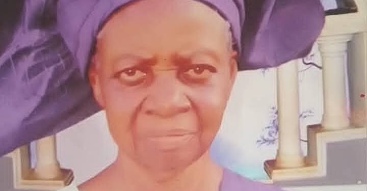 Okunrin Jeje Abiodun Oni condoles with the Orelope local government chairman over his mother’s death.