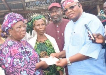 Oloye Sina Alabi, Chief ‘Gbenga Olayemi Present “Senator Alli’s N25m Pledge” to Bode Market Traders
