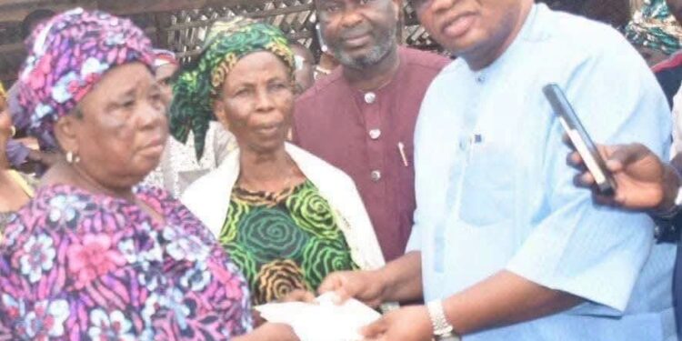 Oloye Sina Alabi, Chief ‘Gbenga Olayemi Present “Senator Alli’s N25m Pledge” to Bode Market Traders