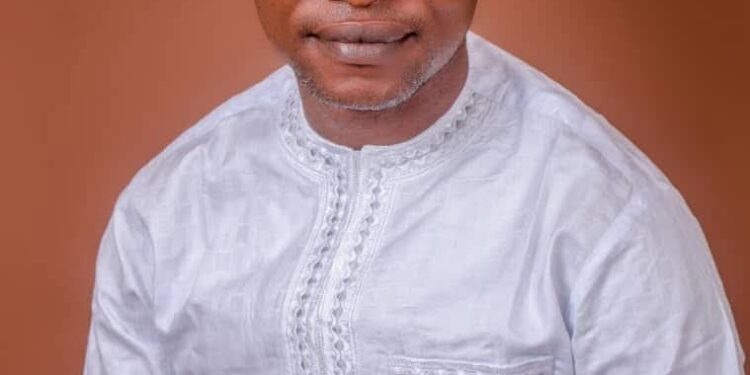 O’shine Celebrates Iwajowa Council Chairman, Oyewumi Muritala,  Describes him as a model for young leaders.