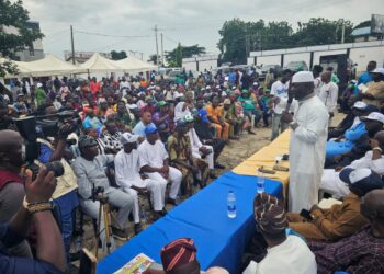 *Adekanmbi holds Juma’at prayer, receives APC defectors in Ido, Ibarapa East*