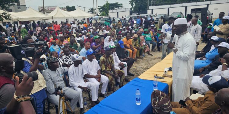 *Adekanmbi holds Juma’at prayer, receives APC defectors in Ido, Ibarapa East*
