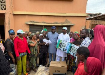 *‎APM House of Assembly candidate, ERE lights up Akinyele communities with solar streetlight projects‎*