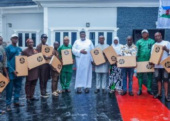 APM Oyo South Candidate, Odidi Omo, Donates Laptops to Marine Team and Naija24hrs Publisher, Receives 2027 Endorsement