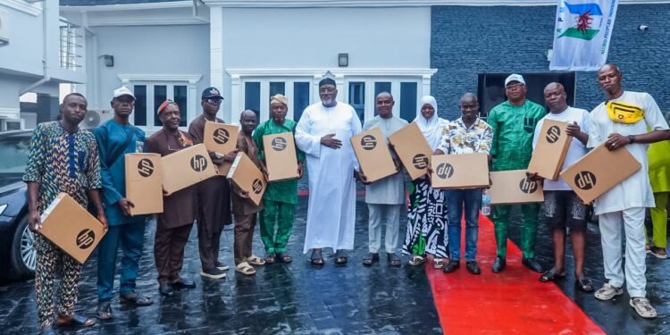 APM Oyo South Candidate, Odidi Omo, Donates Laptops to Marine Team and Naija24hrs Publisher, Receives 2027 Endorsement