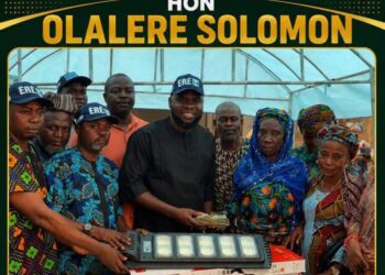 APM candidate, Solomon ERE Donates Solar Streetlights, N250k To Traders in Akinyele Market