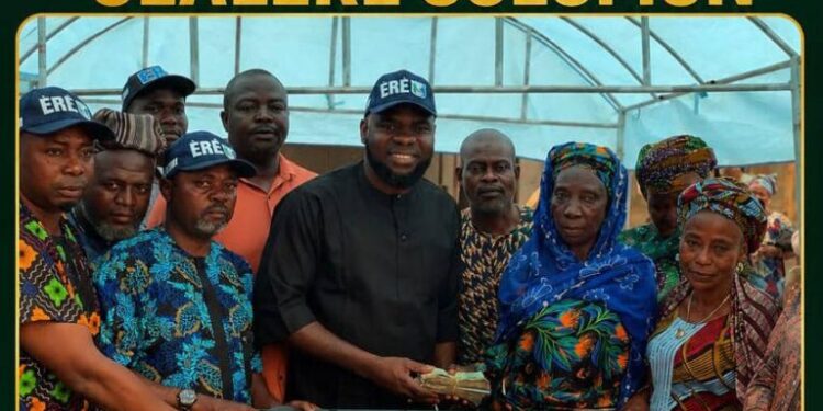 APM candidate, Solomon ERE Donates Solar Streetlights, N250k To Traders in Akinyele Market