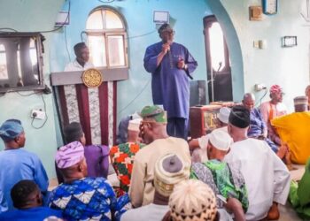 Odidiomo, Oyo South APM Aspirant, Strengthens Grassroots Connection with N5m Contribution to Ahmadiyya Apata Mosque Initiative