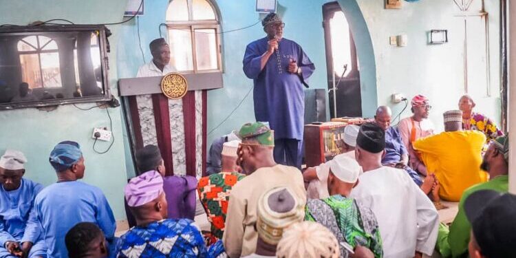 Odidiomo, Oyo South APM Aspirant, Strengthens Grassroots Connection with N5m Contribution to Ahmadiyya Apata Mosque Initiative