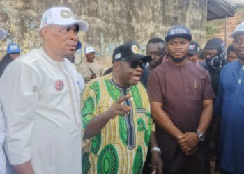 ‎Hon. Lukman Abayomi Olajide (Royal Umbrella) Receives Warm Welcome at APC Ward 9 Meeting, Donates Cash and Food Items to Members