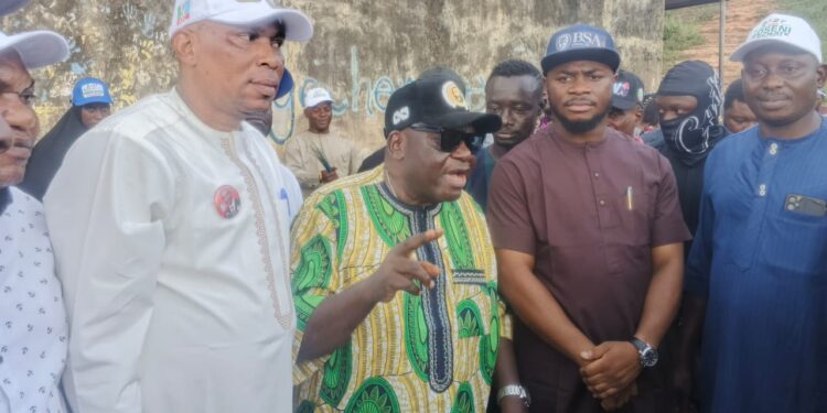 Hon. Lukman Abayomi Olajide (Royal Umbrella) Receives Warm Welcome at APC Ward 9 Meeting, Donates Cash and Food Items to Members