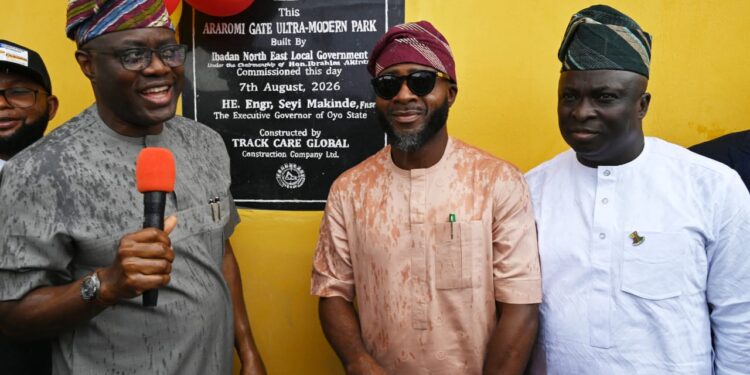 Makinde Commends Akintayo For Delivering Laudable Projects, Says LG Chairman Restored Glory Of New Park Through IBNE LG …As Gov Commissions 69 Lock-Up Shops, 108 Open Stalls, Motor Park, Others