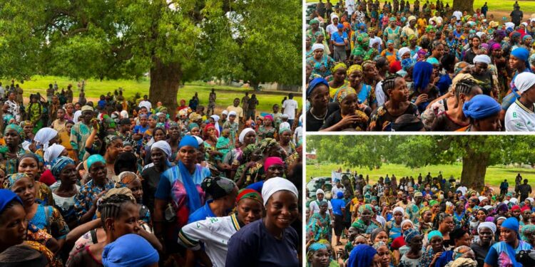 Joy Erupts As Amazing Team Declares Support For Seyi Makinde, Bimbo Adekanmbi, Sola Adeleke, Distitbutes Food Palatives 