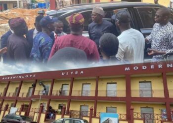 Makinde Rebuilds Hope for Fire Victims, Hands Over 88 Shops at Aleshinloye, Announces ₦100m Support for Bode Traders